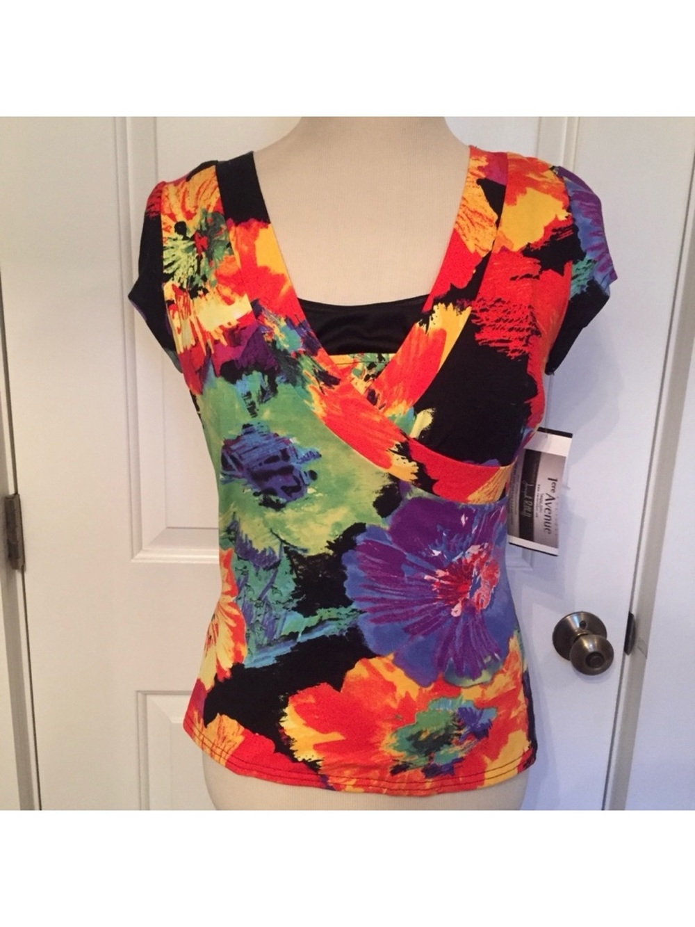 JOSEPH RIBKOFF NEW TOP BLACK PURPLE GREEN WRAP LOOK FLORAL V-NECK Size 8 NWT